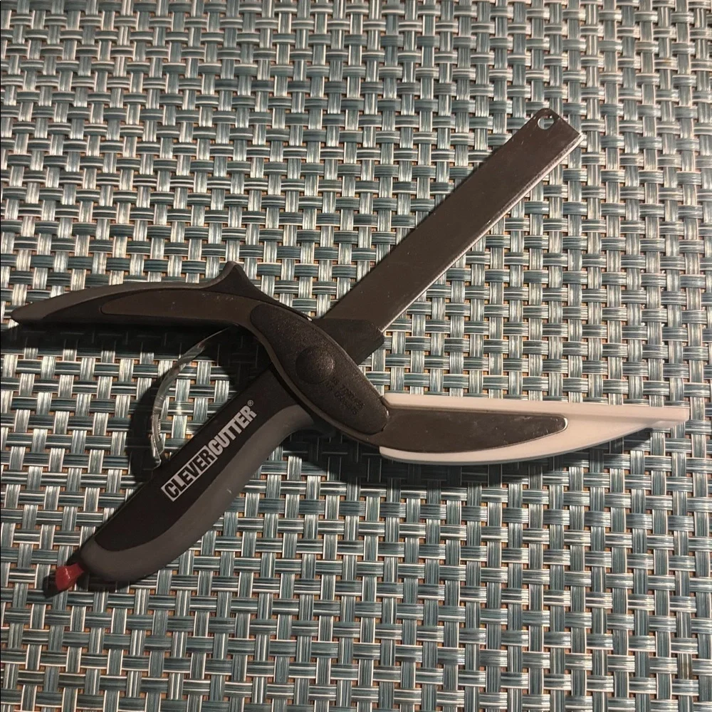 Clever Cutter 2-in-1 Cutting Board scissors